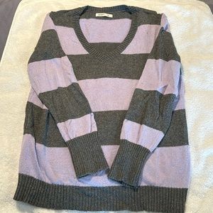Old Navy v-neck sweater. Lilac and grey stripes. Wmns XL. Gently worn